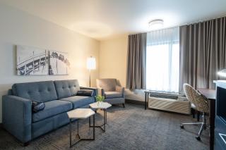 Oxford Suites Portland - Jantzen Beach - 3