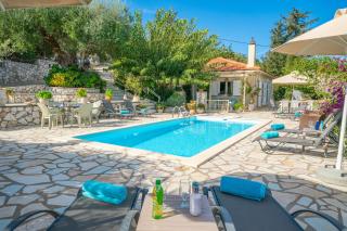 Villa Regina -Hidden Eden with Treehouse & Heated Pool - 4