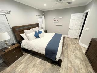 Mickeys Circle - Gorgeous! Modern 6BR, with Private South Facing Pool Hot Tub BBQ Theater 2 Miles to Disney - Orlando - 7