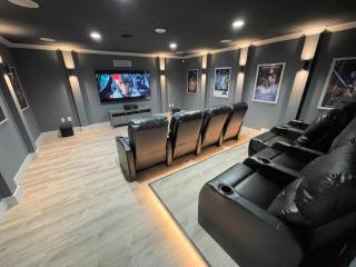 Mickeys Circle - Gorgeous! Modern 6BR, with Private South Facing Pool Hot Tub BBQ Theater 2 Miles to Disney - Orlando - 9