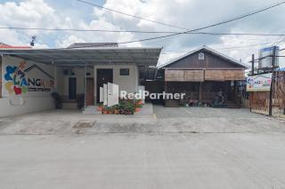 Langkar Guest House Syariah Mitra RedDoorz - Samarinda - 8
