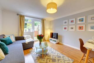 Modern 2 Bed House Sleeps 6 Southam Town Centre - Inspire Homes Ltd - Southam - 0