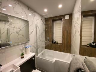 Lovely 3 bed with jacuzzi, close to airport, driveway, wifi - Édimbourg - 1