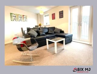 Chichele House, sleeps 8, Nr Rushden Lakes, allocated parking, corporate welcome - 8