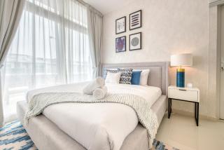 Spell-binding 3BR Townhouse at DAMAC Hills 2 Dubailand by Deluxe Holiday Homes - Dubai - 9