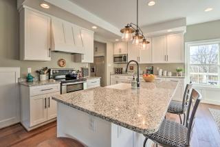 Morrisonville Manor with Fire Pit and Hot Tub! - Britain - 4