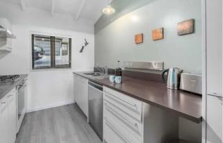 Fantastic Views, Close to Town 2 Bedroom Apartment - Queenstown - 4