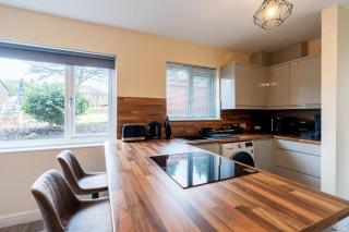 Guests rated Exceptional 3 bed house, homely comforts , close to amenities and centre - 3