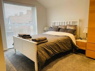 Luxury 2 bed Apartment-Golden Triangle w/ Parking - Norwich - 2