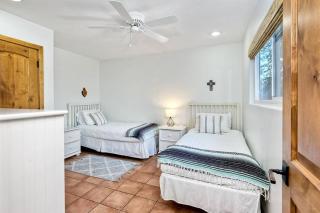 Great Group Retreat! Hacienda Decor, Spacious Floor Plan, Private Backyard - Carlsbad - 6
