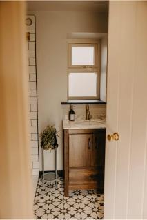 Luxury countryside cottage getaway with wood fired hot tub - Gransha - 3