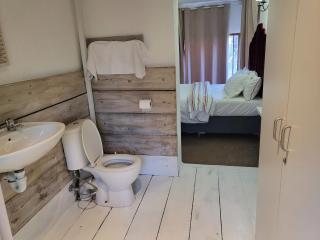 MJ Accommodation Bellville - 9