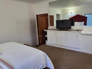 MJ Accommodation Bellville - 1