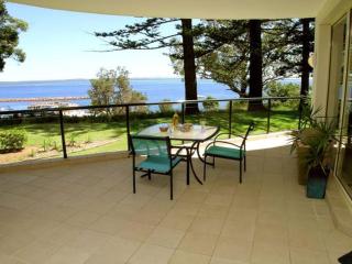 Magnus Pines, 2,52-56 Magnus Street - Apartment with stunning views, linen and bed making, Wi-Fi and Air con - Nelson Bay - 9