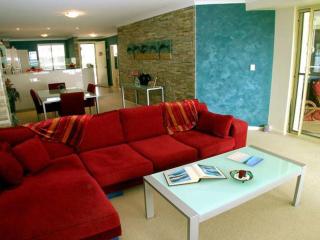 Magnus Pines, 2,52-56 Magnus Street - Apartment with stunning views, linen and bed making, Wi-Fi and Air con - Nelson Bay - 3