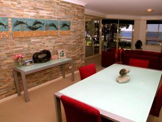 Magnus Pines, 2,52-56 Magnus Street - Apartment with stunning views, linen and bed making, Wi-Fi and Air con - Nelson Bay - 1