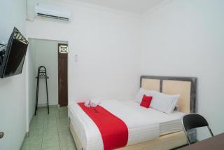 RedDoorz near Bundaran Ciceri - Kumprung - 4