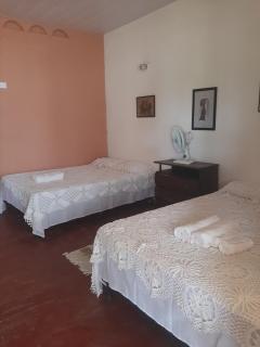 CHALE PERTO DA PRAIA COM DUAS SUITES E VARANDAO - 1