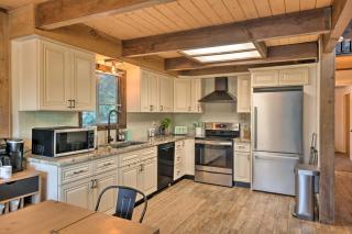Near Trails Cabin with 2-Level Deck in Twain Harte - Twain Harte - 2