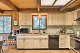 Near Trails Cabin with 2-Level Deck in Twain Harte - 1