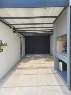 GRAN DUPLEX DE CATEGORÍA - cochera y patio - Exc ubicación en zona norte, barrio tranquilo - Bien próximo al Sanatorio Allende, Kempes y Univ Siglo XXI - Cerca de restaurantes y bares- Salida rápida al Aeropuerto, centro y las sierras - 2