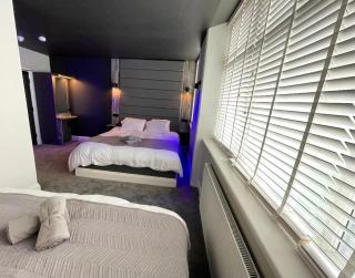 BREEZE SUITES - LUXURY GROUP ACCOM - SLEEPS 19 - 4