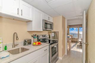 Oceanfront 1 Bedroom 2 Bath Suite Boardwalk 439 - Myrtle Beach - 4