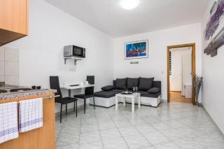 Apartments with a parking space Vir - 18540 - 2