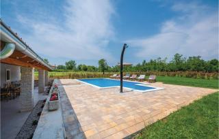 Three-Bedroom Holiday Home In Katun - 7