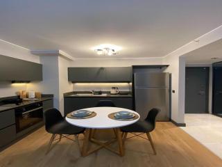 Central Modern Apartment by Siena Suites - 8