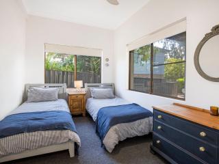 Saltbush Cottage Pet Friendly 1 Min Walk to Beach - 3