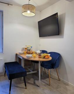 L'établissement LA PLAGE A 2 PAS, vous propose 4 appartements neufs, NETFLIX, lits faits à votre arrivée, serviettes de toilette, Ménage, Wifi, en hyper centre ,Plage à 100m, BOX à Vélos, paiement 3 fois sans frais, prix tout compris - Dieppe - 2