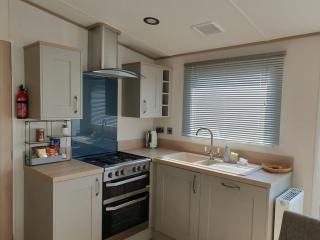 The Sea Breeze - 8 Berth Premium Caravan in Camber Sands - Camber - 2