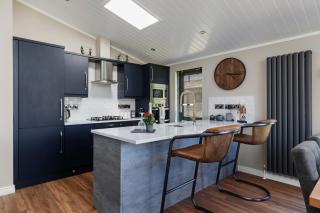 Dewin Bach - Luxury Lodge, Hot Tub, Close to Beach - Penally - 1
