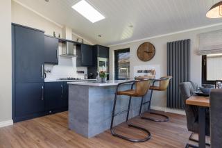 Dewin Bach - Luxury Lodge, Hot Tub, Close to Beach - Penally - 5