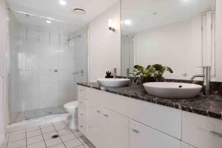 Stunning Ocean Views, 2 Bed 2 Bath, Chevron Renaissance Surfers Paradise - 5