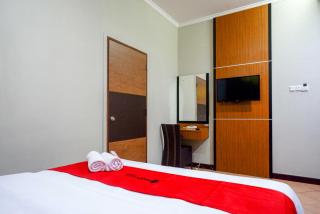 RedDoorz Plus near Amplaz Yogyakarta - 2