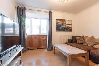 BEST PRICE! LARGE HOME - SMART TV - COMFY BEDS - GARDEN - 4 Single Beds or 2 Doubles! SLEEPS UP TO 4 GUESTS!! - 6