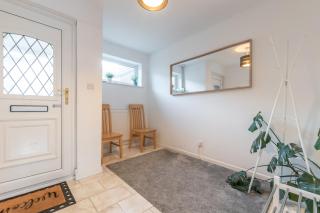 BEST PRICE! LARGE HOME - SMART TV - COMFY BEDS - GARDEN - 4 Single Beds or 2 Doubles! SLEEPS UP TO 4 GUESTS!! - 4