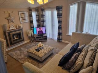 The Meridan Lodge - Close to beach - Swimming Pool & Amusements - Clacton-on-Sea - 0