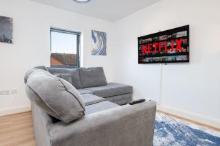 2 Bed Family Apt w/BALCONY & PARKING! ☆ FREE NETFLIX - With 50 Inch Smart TV, FREE NETFLIX & WIFI - Birmingham City Centre, By 02 Academy, Cube & Mailbox - Birmingham - 9