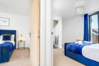 2 Bed Family Apt w/BALCONY & PARKING! ☆ FREE NETFLIX - With 50 Inch Smart TV, FREE NETFLIX & WIFI - Birmingham City Centre, By 02 Academy, Cube & Mailbox - Birmingham - 1