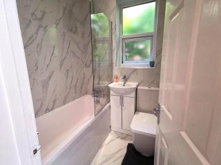 Flat-B, 4 Adults, 20 mins to Beach, Netflix, Wifi, Sleeps 4 Adults - 2