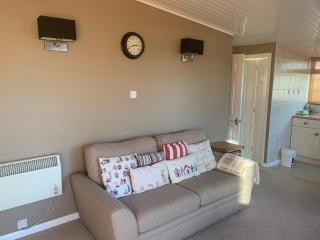 Dartmouth 2 Bed Detached Chalet 144 Norton Park - 4