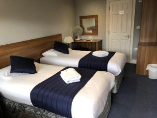 Corner House Hotel Gatwick with bookable Holiday parking - Horley - 3