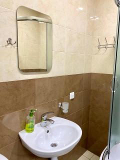 Apartment studio-СВІТЛО ЦІЛОДОБОВО-біля вокзалу-недалеко від центру - Lviv - 2