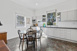 HOLIDAYS ON LOVE STREET / HUNTER VALLEY - Cessnock - 2