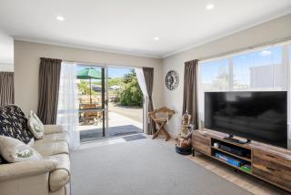 Hunia Haven - Himatangi Beach Holiday Home - 8