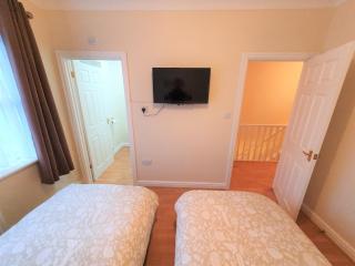 Friars Walk 2 with 2 bedrooms, 2 bathrooms, fast Wi-Fi and private parking - 1