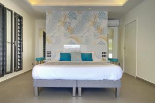 Tropic & Chic - 1